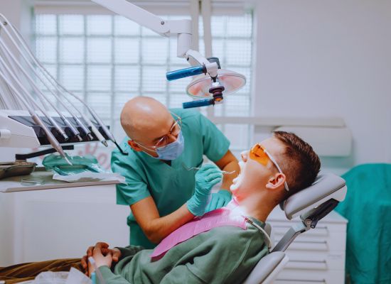 Imagem de paciente após restauração dentária estética