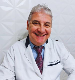 Dr. Ricardo Bitencourt - Cirurgião Dentista Especialista em Implantes