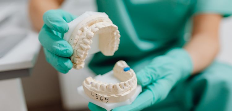 Imagem ilustrativa de prótese dentária